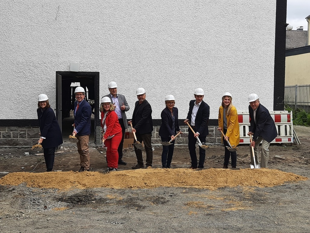 Curtain up for the event cinema – official groundbreaking ceremony for the new Capitol in Bad Berleburg’s town center. The concept combining cinema, gastronomy and hotel is otherwise only found in Buxtehude in Germany.