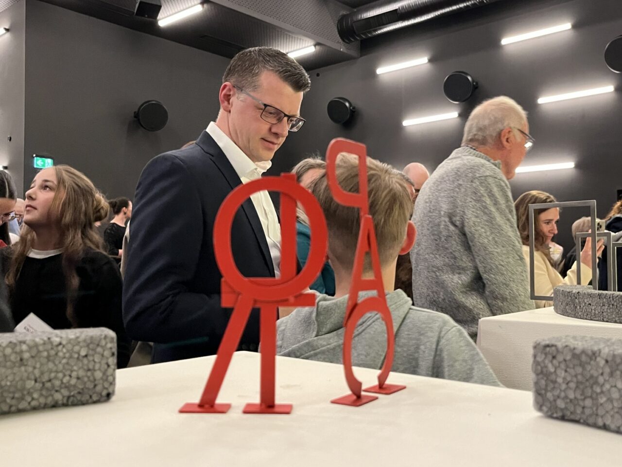 The sculpture working group of Johannes-Althusius-Gymnasium has delivered